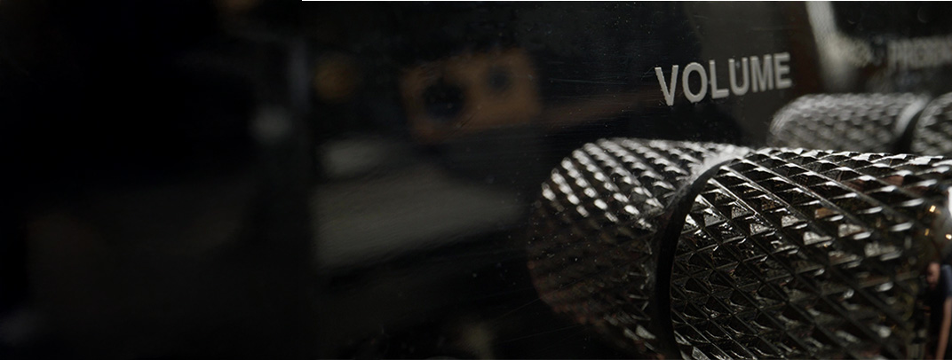 Image of amp plugs near the word "VOLUME"