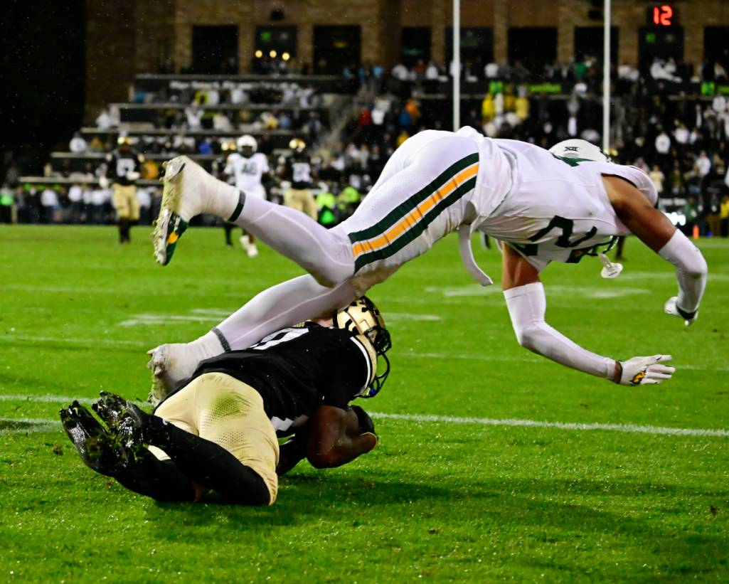 LaJohntay Wester catches a touchdown pass from Shedeur Sanders as time expires against Baylor.