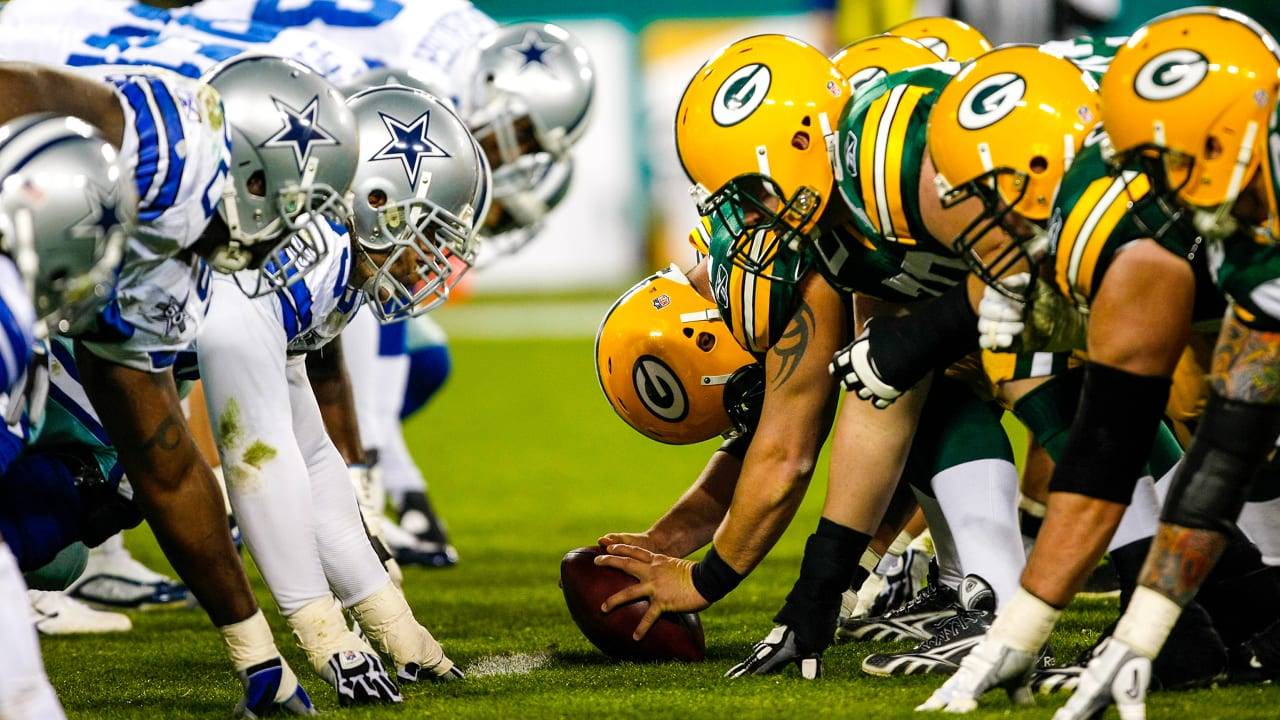 Cowboys and Packers lined up prior to snap