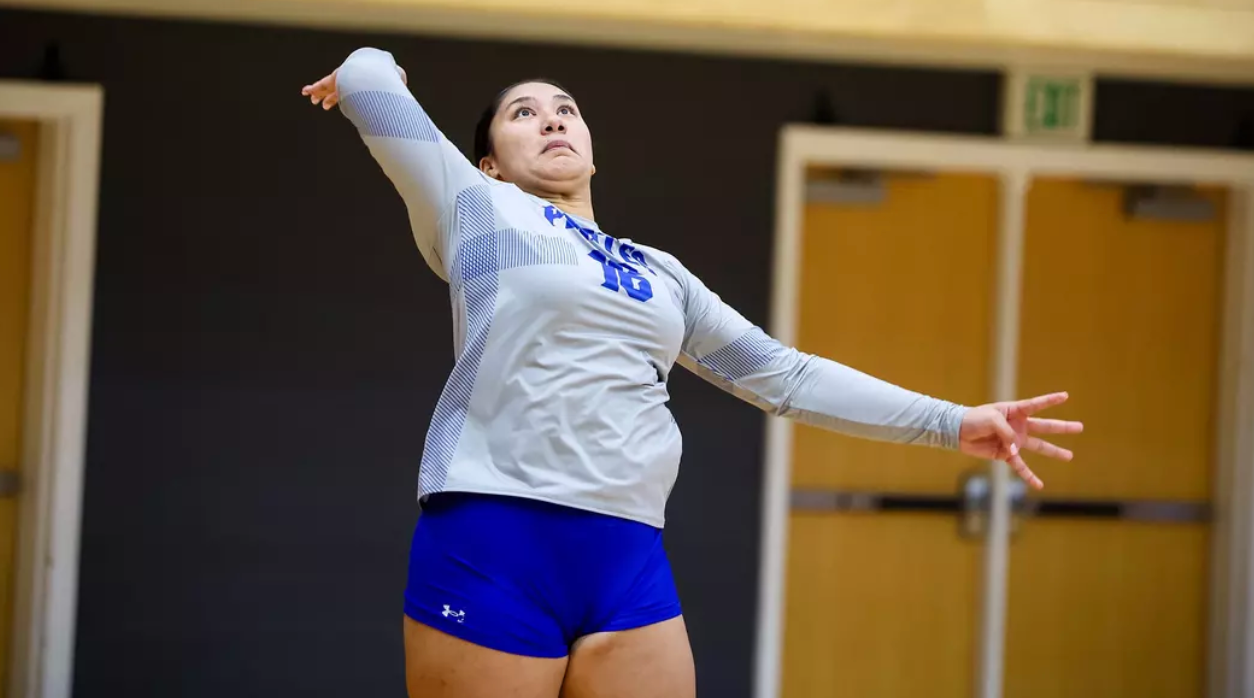 Senna Roberts-Navarro serving ball