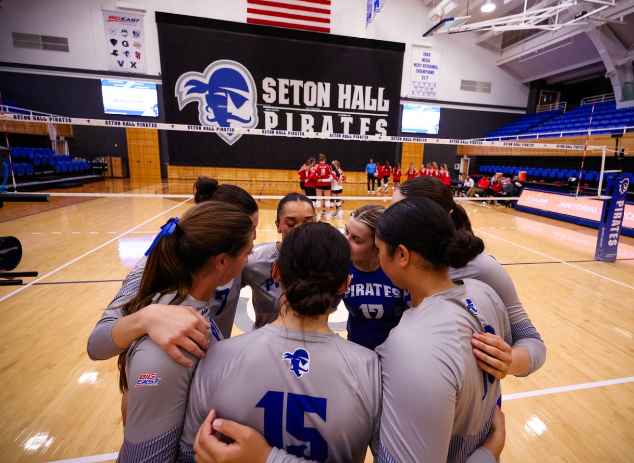 Perri Lucas and Maddie Klungel talk to the players in a huddle