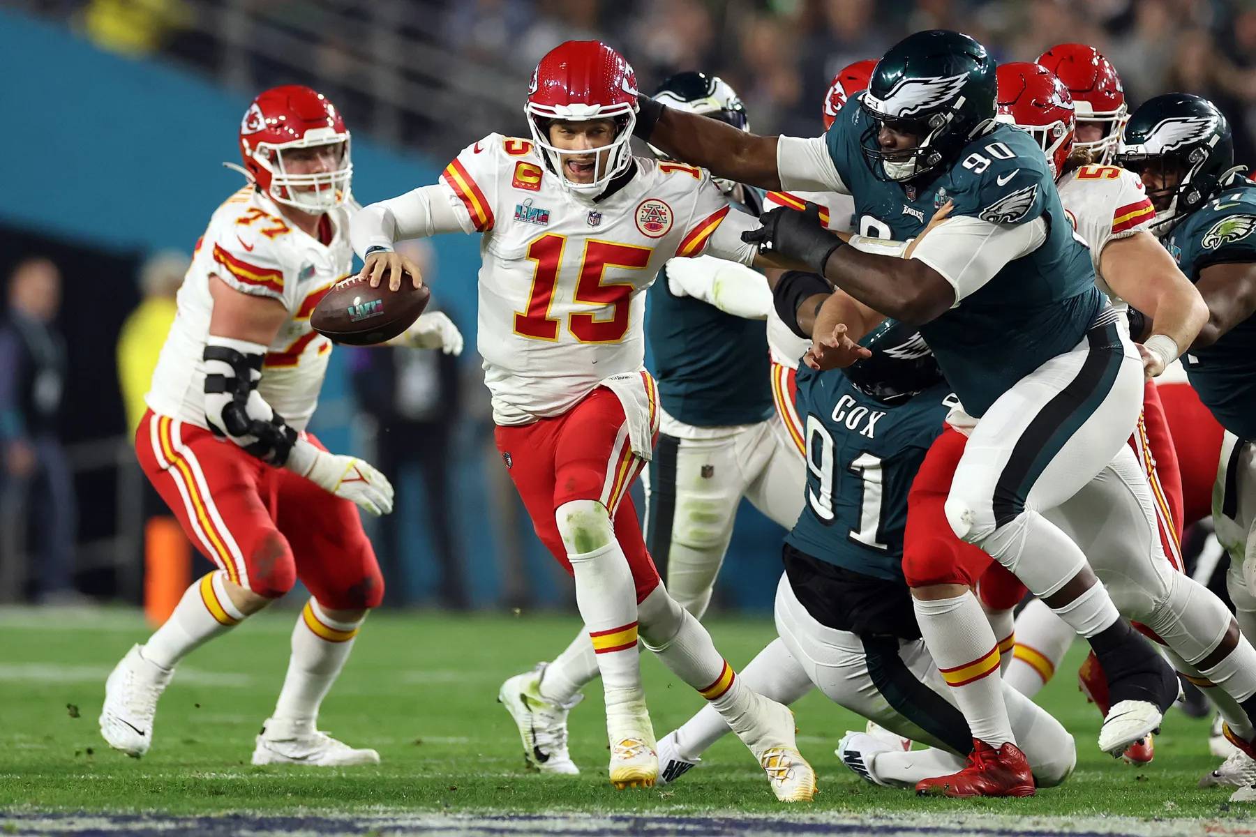 Patrick Mahomes (15) runs away from Jordan Davis (90) in Super Bowl LVII.