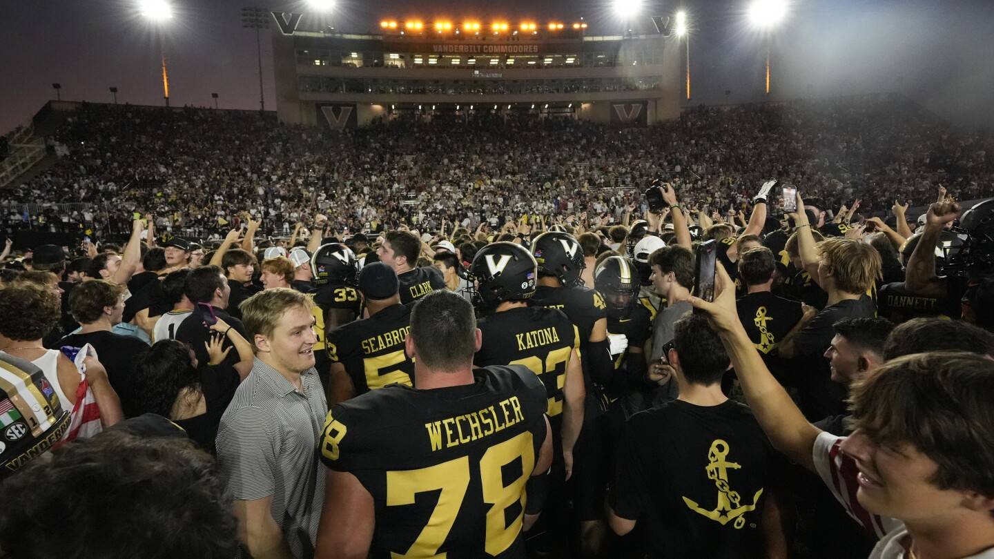 Vanderbilt students tear down goal posts